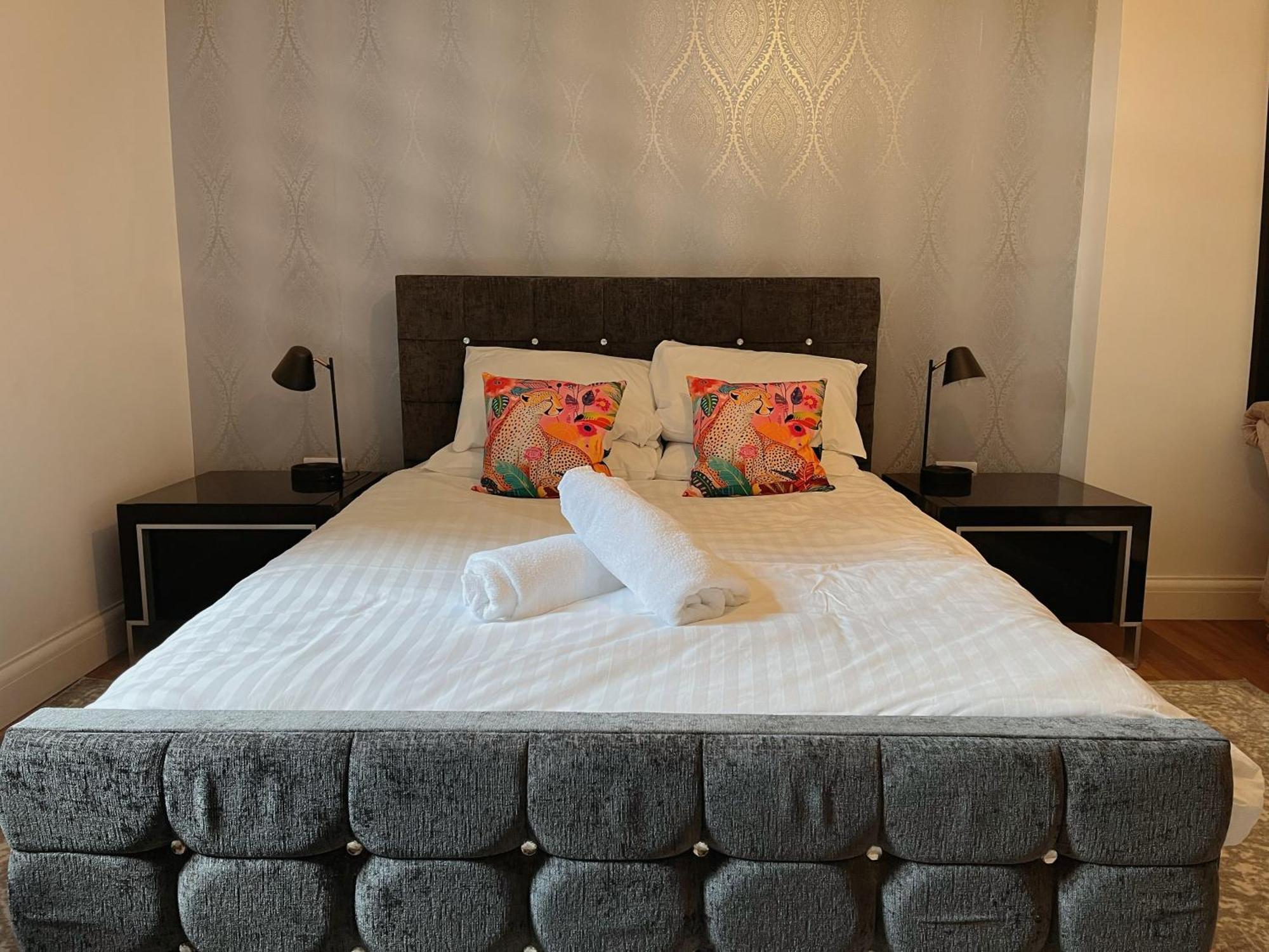Exquisite 10 Bed Villa Hot Tub And Games Room บาร์นสเตเปิล ภายนอก รูปภาพ