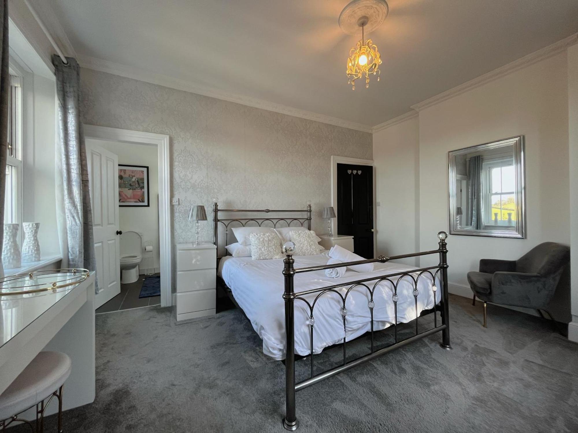 Exquisite 10 Bed Villa Hot Tub And Games Room บาร์นสเตเปิล ภายนอก รูปภาพ